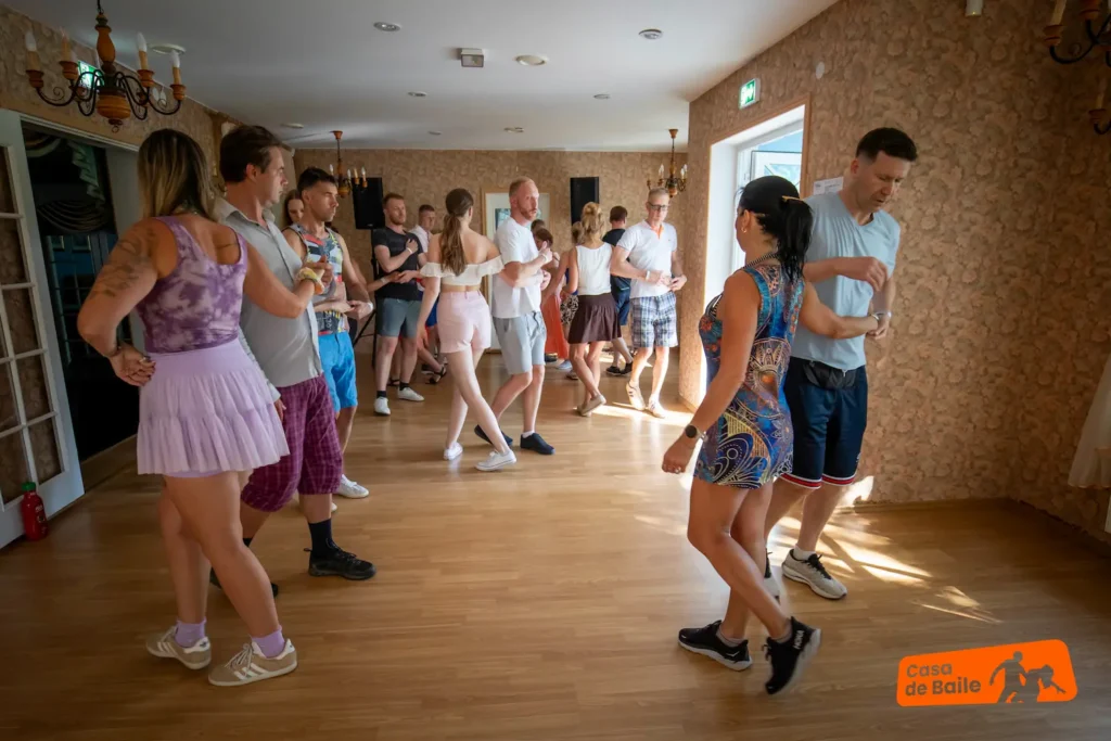Bachata grupitrenn Tallinnas tantsustuudios Casa de Baile