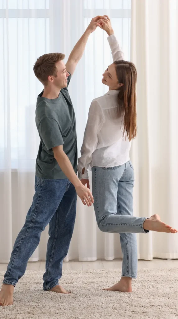 Paar liigub koos kergelt ja loomulikult paaristantsus